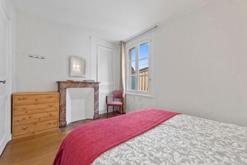 - une chambre avec un lit, une cheminée et une fenêtre dans l'établissement La Maison de Roselyne 5 Pers 250M du centre ville, à Trouville-sur-Mer