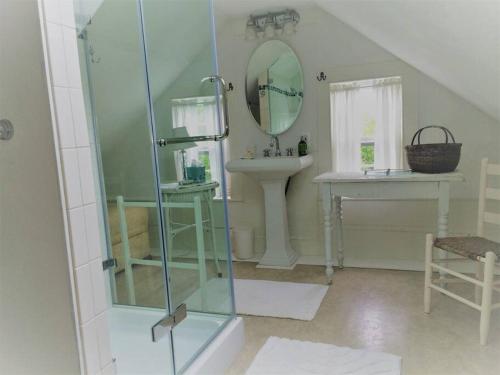 ein Badezimmer mit Glasdusche und Waschbecken in der Unterkunft The Heritage August w LD full month in Bridgehampton