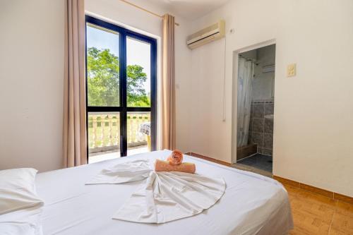 Cama ou camas em um quarto em Tomi Guesthouse