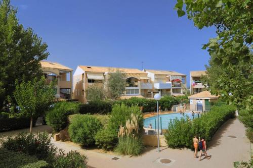 un groupe de personnes debout à côté d'une piscine dans l'établissement APPT 3 PIECES 44m2 + TERRASSE 14m2 REF 4039, à Le Castellas