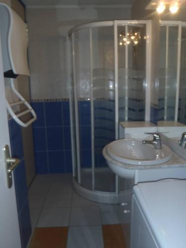 une salle de bain avec un lavabo et une douche dans l'établissement APPT 3 PIECES 44m2 + TERRASSE 14m2 REF 4039, à Le Castellas