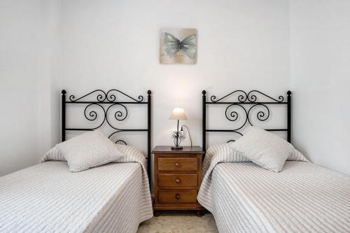 two beds sitting next to each other in a bedroom at Casa Pinto in Vejer de la Frontera