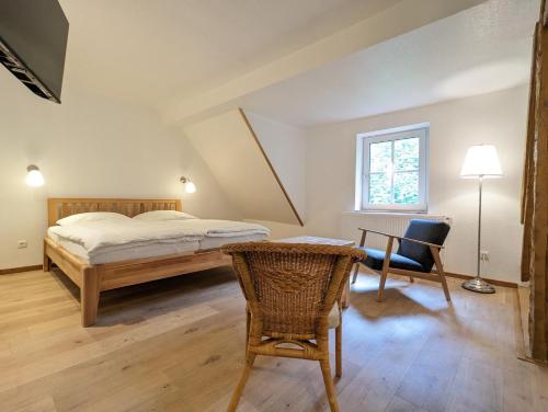 Schlafzimmer mit einem Bett, einem Schreibtisch und einem Stuhl in der Unterkunft Waldpension Harzer Waldwinkel in Bad Grund