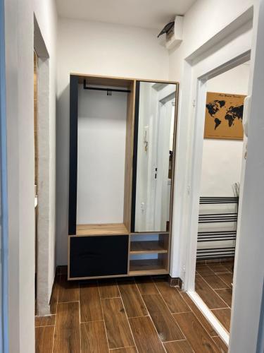 ein Ankleidezimmer mit einem Spiegel und einem Flur in der Unterkunft Apartmán v centru Trutnova in Trutnov