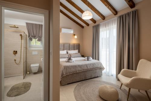 una camera da letto con un letto e una cabina doccia di Villa Gospoja a Ražanj