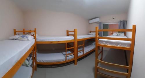 Zimmer mit 3 Etagenbetten in einem Zimmer in der Unterkunft HOSTEL APRISCO Do CAIS in Ilhéus