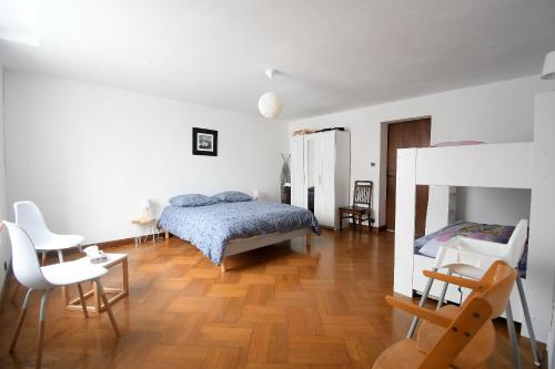 une chambre avec un lit, une table et des chaises dans l'établissement Le gîte des copains, à Blénod-lès-Toul