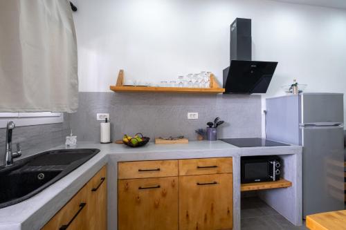 Vlychada's Diamond Apartmentsにあるキッチンまたは簡易キッチン
