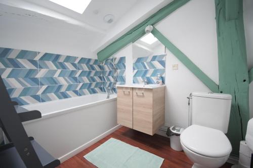 une salle de bain avec toilettes et baignoire dans l'établissement Le gîte des copains, à Blénod-lès-Toul