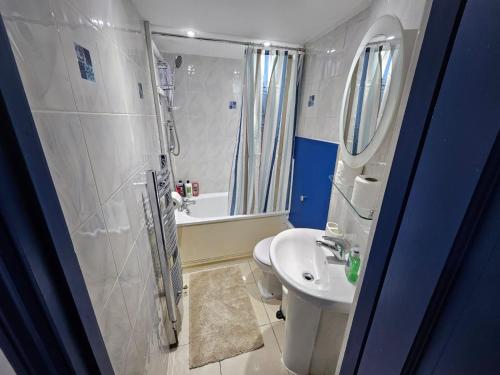 a bathroom with a sink and a shower and a toilet at Savers Apartment Close to Emirates Stadium! in London