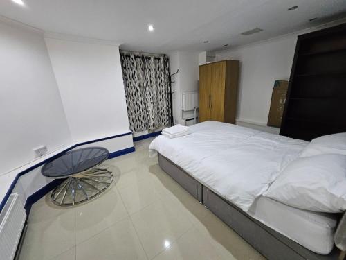 a bedroom with a bed and a table in it at Savers Apartment Close to Emirates Stadium! in London