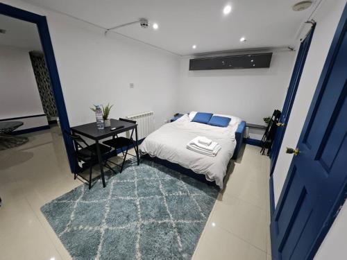 Ένα ή περισσότερα κρεβάτια σε δωμάτιο στο Savers Apartment Close to Emirates Stadium!