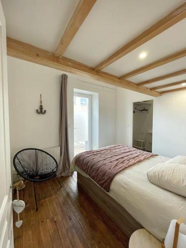 une chambre avec un grand lit et une fenêtre dans l'établissement Le Guiton - Maison avec terrasse, à La Rochelle