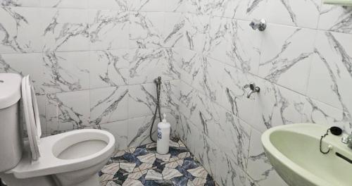 Phòng tắm tại Beril Homestay Full Aircond, Free Wifi, Netflix, Water Filter