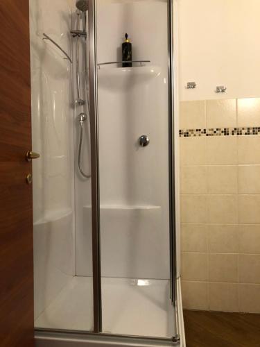 um chuveiro com uma porta de vidro na casa de banho em Antea Nuevo Sol B&B em San Pellegrino Terme