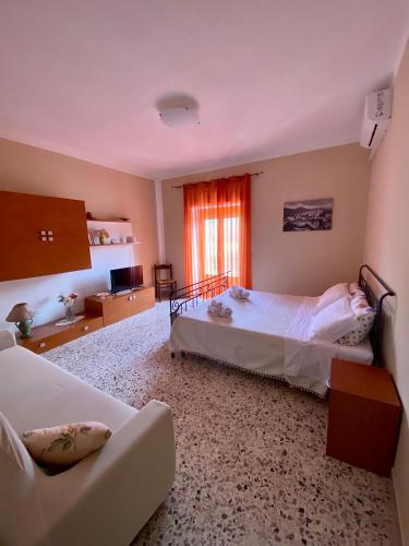 a bedroom with two beds and a window at Appartamento "Il Geranio" in Trentinara