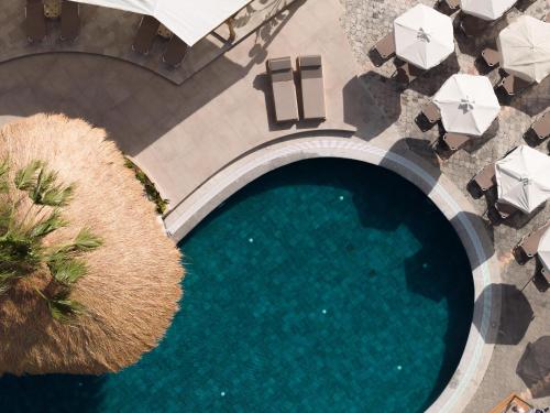 赫索尼索斯的住宿－海星村酒店，享有带遮阳伞的游泳池的顶部景致