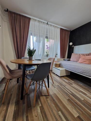 een slaapkamer met een eettafel en een bed bij FRIZ&FANY Postojna City Center in Postojna