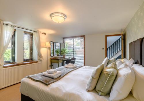 een slaapkamer met een bed met twee handdoeken erop bij Chestnut Barn 