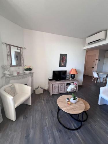 un salon avec un canapé et une table dans l'établissement Lamy by Riviera Eden Palace, à Cannes