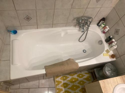 La salle de bains est pourvue d'une baignoire blanche. dans l'établissement Appartement dans le Vieux-Nice, à Nice