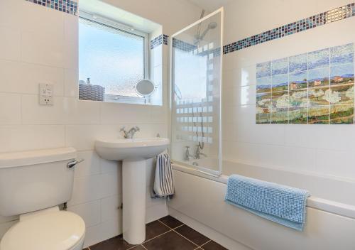 ein Badezimmer mit einem WC, einem Waschbecken und einer Badewanne in der Unterkunft Vincent Studio in Snape