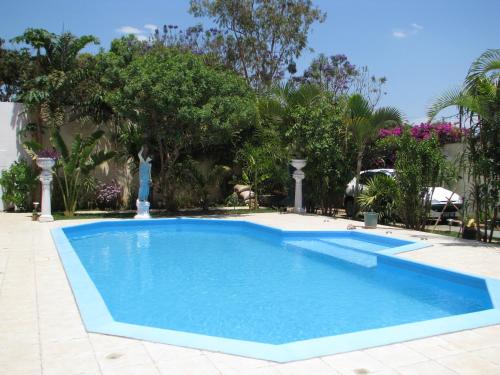 - une piscine dans une cour arborée dans l'établissement Avamada Lodge, à Ivato
