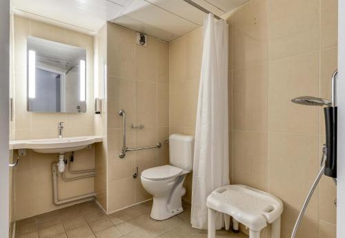 uma casa de banho com um WC, um lavatório e um chuveiro em B&B HOTEL Béziers em Béziers