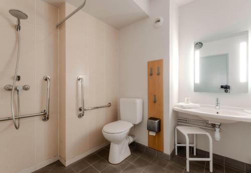 La salle de bains est pourvue de toilettes et d'un lavabo. dans l'établissement B&B HOTEL Arras, à Arras