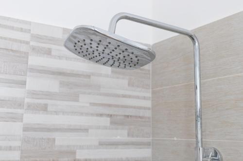 a shower with a shower head in a bathroom at Dimora Dorè in Marittima