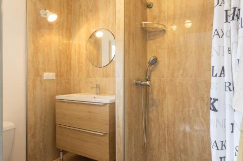 a bathroom with a sink and a shower at Le Beaucaire 4P - Appt 4p climatisé avec piscine in Beaucaire