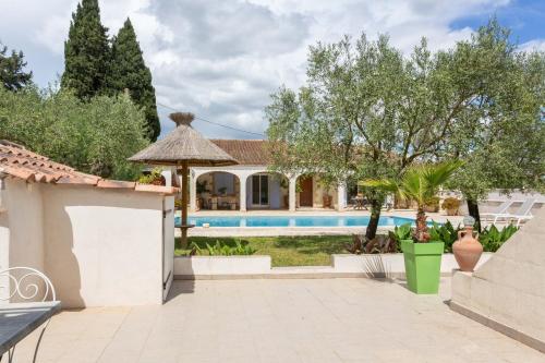 une villa avec piscine et une maison dans l'établissement Le Beaucaire 4P - Appt 4p climatisé avec piscine, à Beaucaire