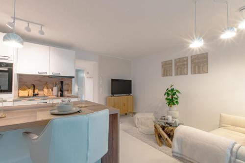 a kitchen and living room with a table and a couch at Stuttgart Lux Living - Stilvolles Wohnen Im Zentrum in Stuttgart