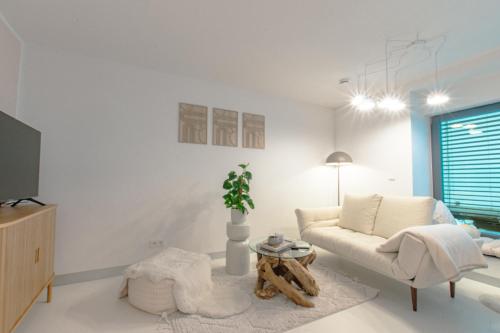 a living room with a white couch and a table at Stuttgart Lux Living - Stilvolles Wohnen Im Zentrum in Stuttgart