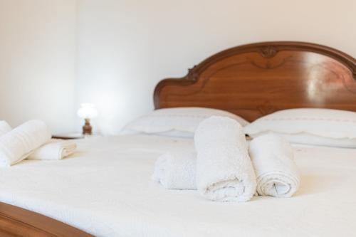 a bed with three rolled towels on it at Dimora Dorè in Marittima