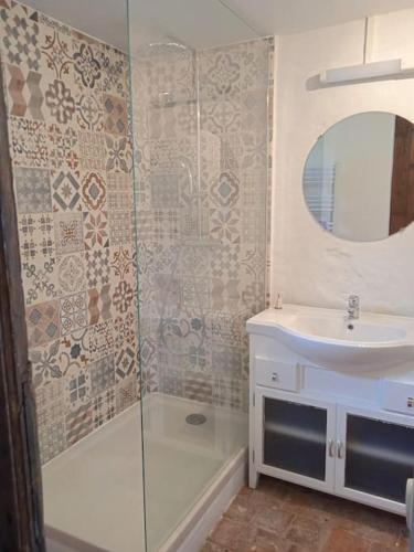 une salle de bain avec douche et lavabo dans l'établissement petite maison de village, à Ygrande