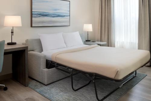 ein Bett und ein Sofa in einem Hotelzimmer in der Unterkunft Residence Inn Sandestin at Grand Boulevard in Destin