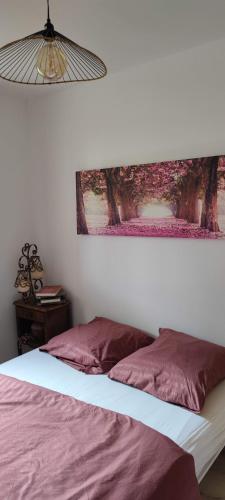 une chambre avec un lit et un tableau au mur dans l'établissement Cabourg Plage, à Cabourg
