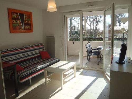 un salon avec un canapé et une table dans l'établissement APPT 2 PIÈCES 33m2 + LOGGIA 11m2 REF4024, à Le Castellas