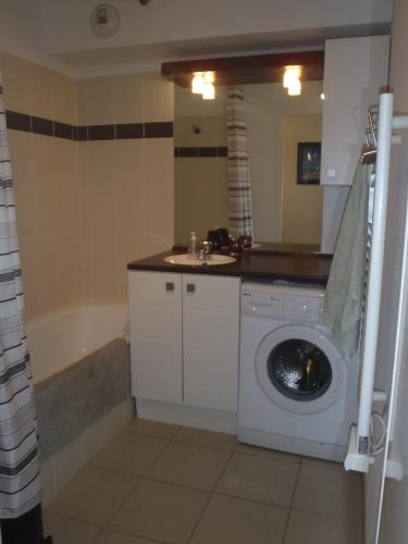une salle de bain avec une machine à laver et un lavabo dans l'établissement APPT 2 PIÈCES 33m2 + LOGGIA 11m2 REF4024, à Le Castellas