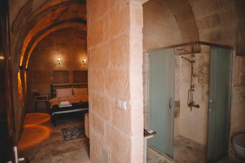 a room with a bed and a room with a bathroom at DAPHNE CAVE HOTEL in Avanos