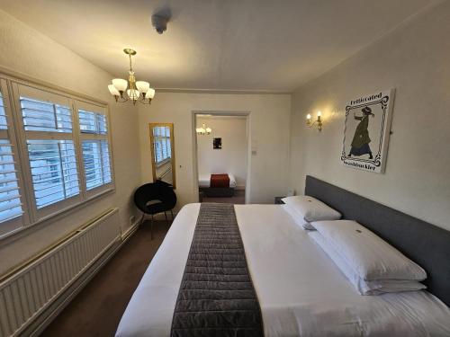 ロンドンにあるHotel 63の大きなベッドと窓のある寝室