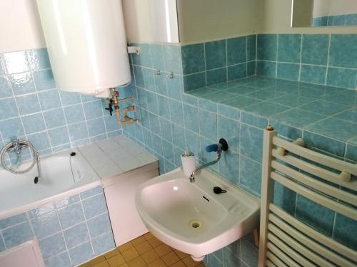 雀爾米杜爾的住宿－Cottage IRENA in Giant Mountains，浴室配有盥洗盆和浴缸。