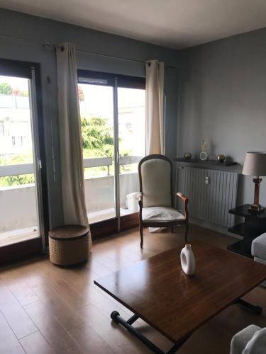 un salon avec une chaise et une table dans l'établissement Studio, à Boulogne-Billancourt