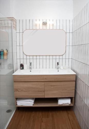 une salle de bain avec un lavabo et un miroir dans l'établissement Superbe T4 vue sur les montagnes, à Prats-de-Mollo-la-Preste