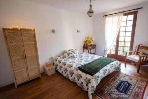 une chambre avec un lit et une commode dans l'établissement Superbe T4 vue sur les montagnes, à Prats-de-Mollo-la-Preste