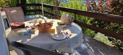 einen Tisch mit einem weißen Tischtuch mit Essen drauf in der Unterkunft Josy's Holiday & Business Apartment in Sarnen