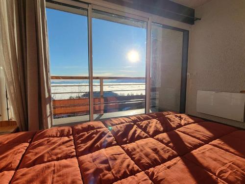 1 dormitorio con cama y ventana grande en Appartement Saint-Michel-de-Chaillol, 4 pièces, 9 personnes - FR-1-393-79, en Saint-Michel-de-Chaillol