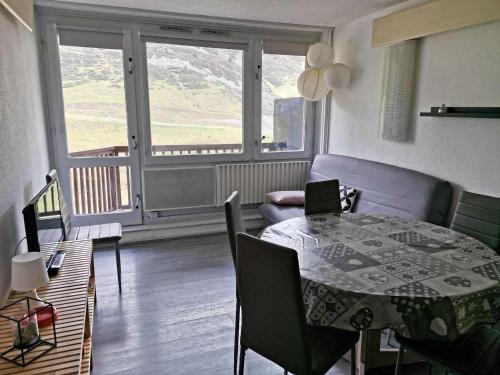 un salon avec une table et un canapé dans l'établissement Appartement 6 pers - 1 ch - Balcon sud - Pied des pistes - La Mongie - FR-1-404-24, à La Mongie
