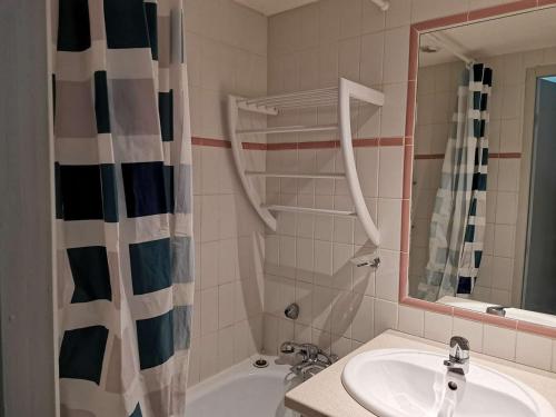 a bathroom with a sink and a tub and a mirror at Appartement La Mongie, 2 pièces, 6 personnes - FR-1-404-24 in La Mongie